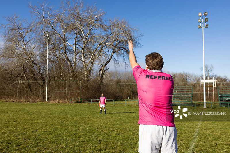 橄榄球裁判在场上示意比赛进行图片素材