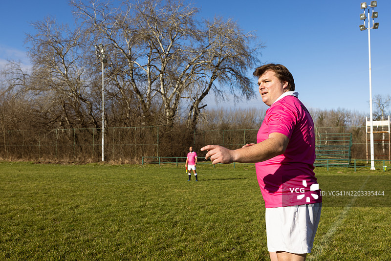 足球场上的裁判图片素材