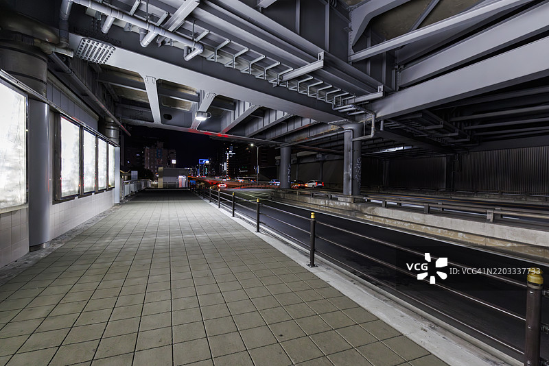 大阪市中心，夜晚的行人天桥，靠近车道图片素材