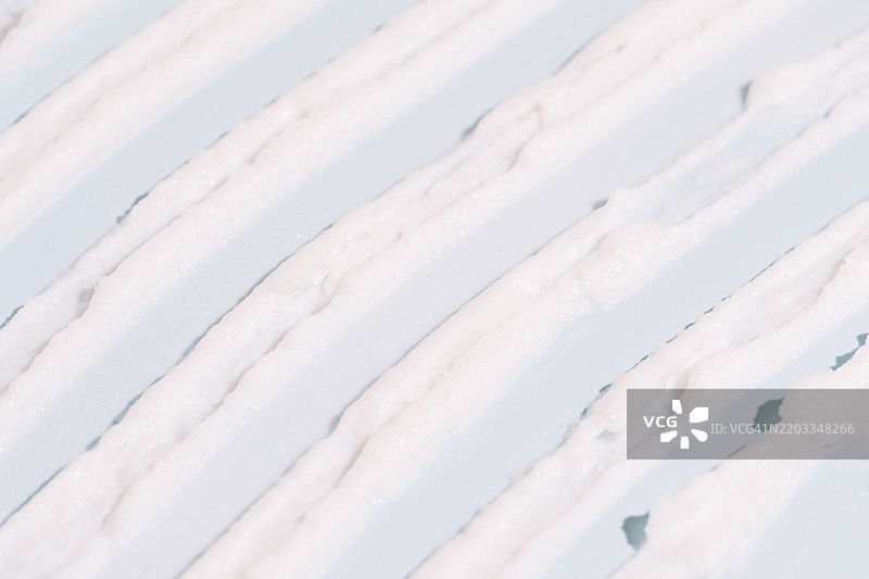 蓝色背景上的化妆品白色奶油纹理条纹图片素材