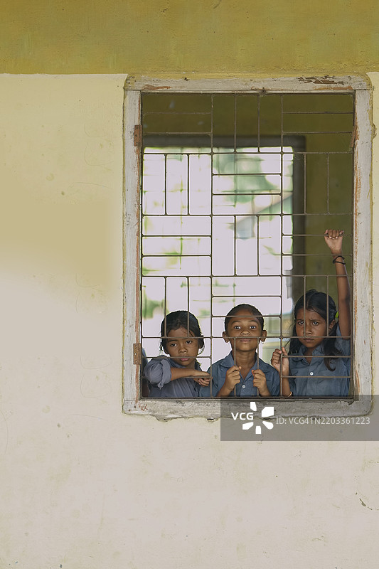 一群学生在窗外眺望。图片素材