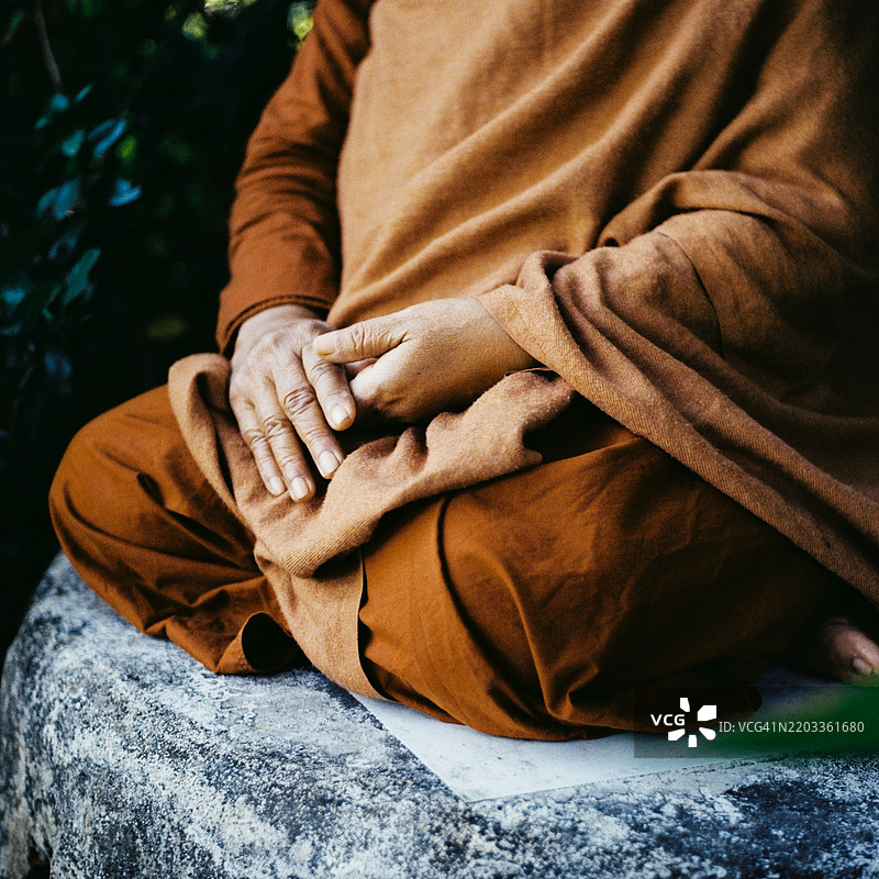 传统袈裟的冥想佛教僧侣特写，使用35毫米胶卷拍摄图片素材