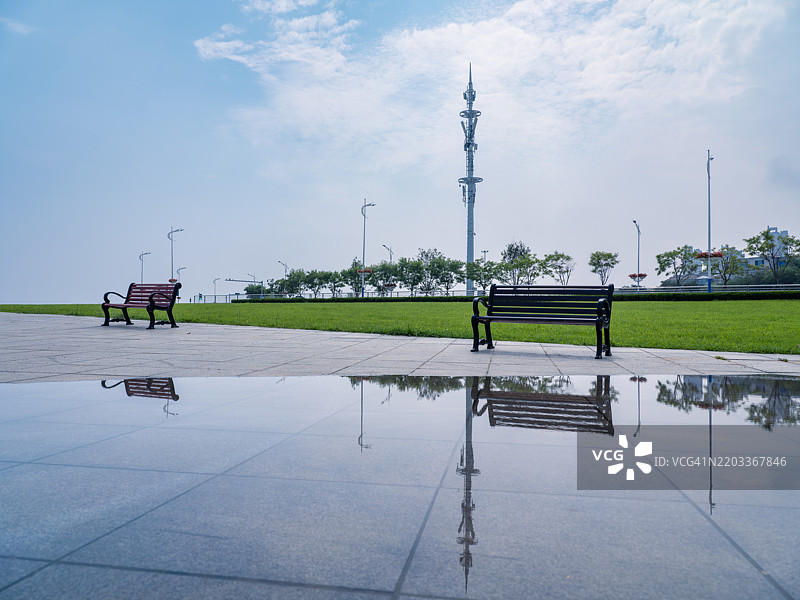 公园里路边的长椅图片素材