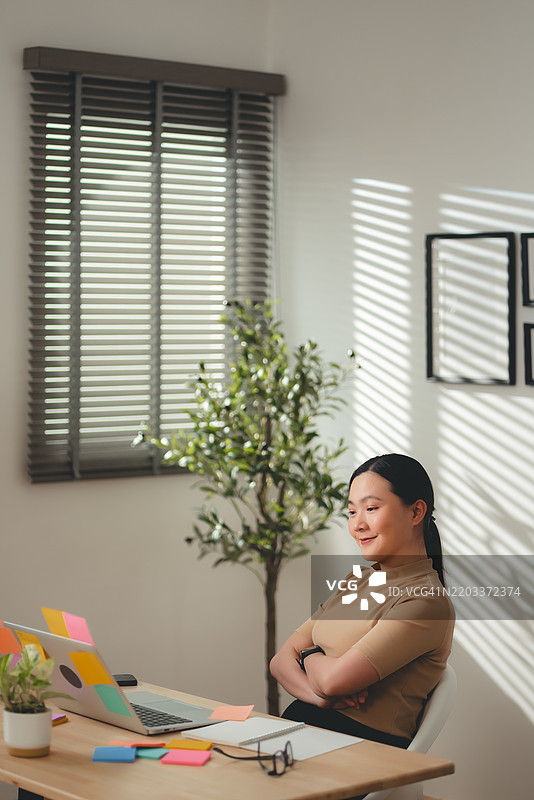 亚洲女性在家办公时享受工作和产生新想法。图片素材