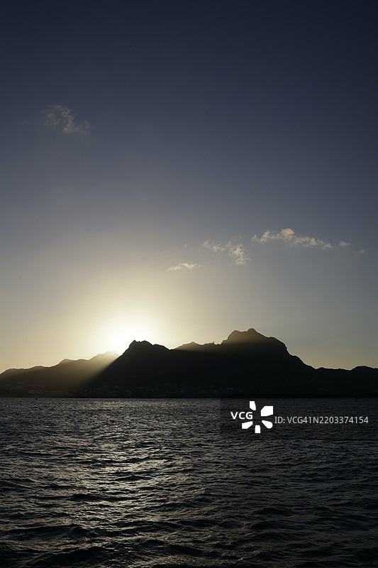 山脉上的日落图片素材