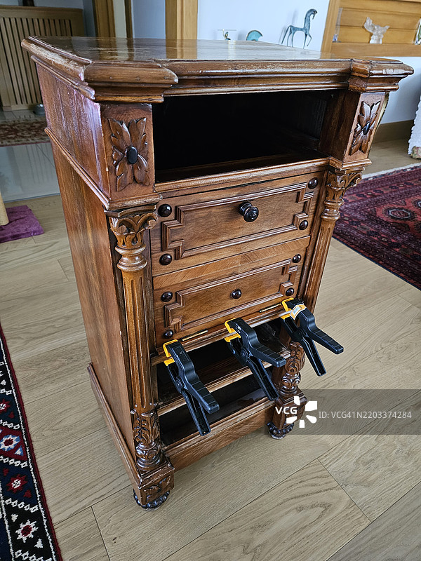 从高处俯瞰修复复古橱柜的过程图片素材