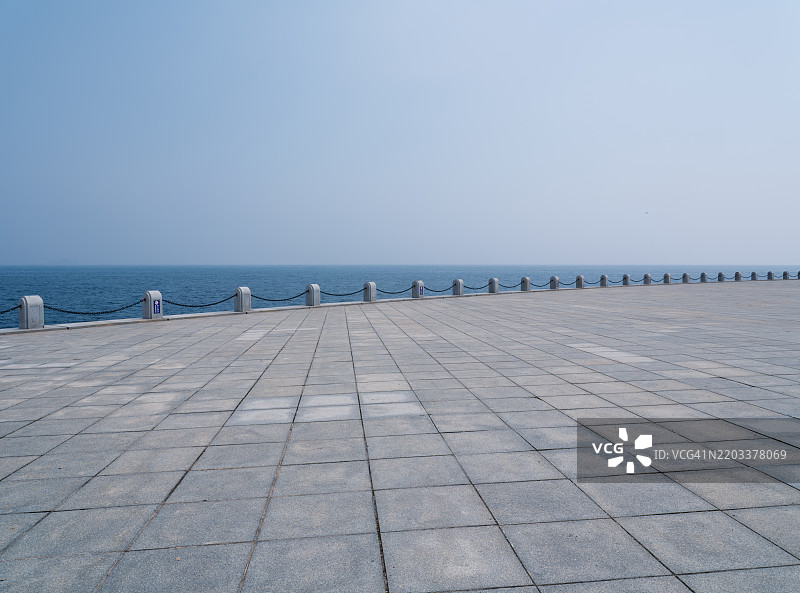 海边的开放砖路图片素材