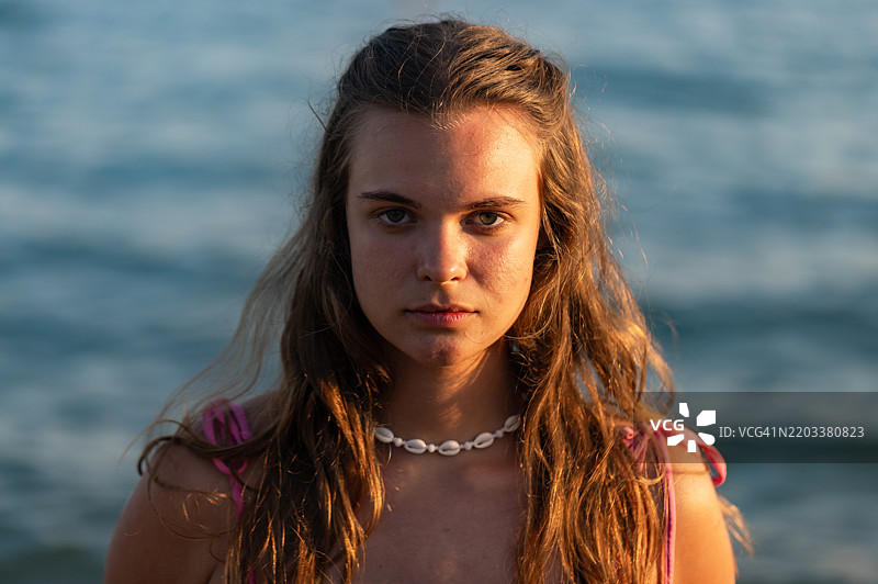 在阳光明媚的夏日，严肃的美女凝视着镜头图片素材