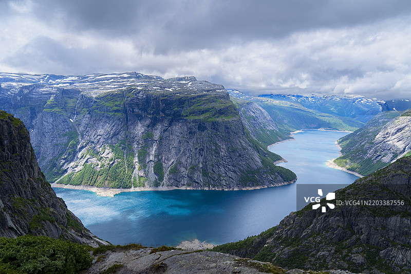 旅客在早晨眺望特罗尔通加岩石的全景，挪威的标志性地标图片素材