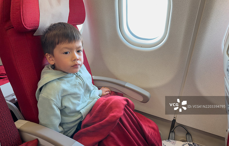 坐在窗边的沉思男孩图片素材