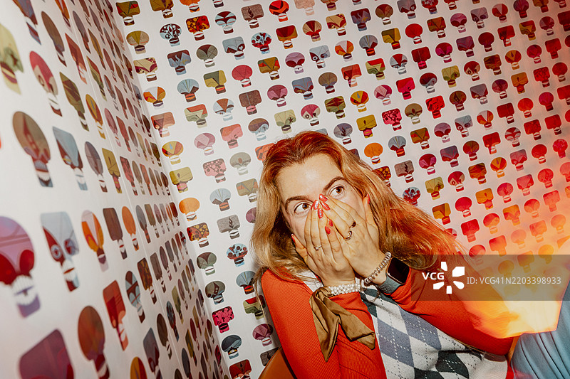 惊讶的女性企业家用手捂住嘴巴图片素材