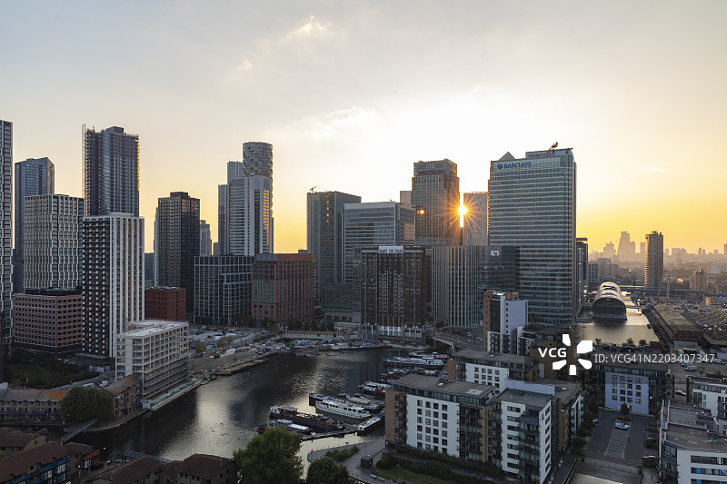 从布莱克沃尔俯瞰金丝雀码头和伍德码头天际线图片素材