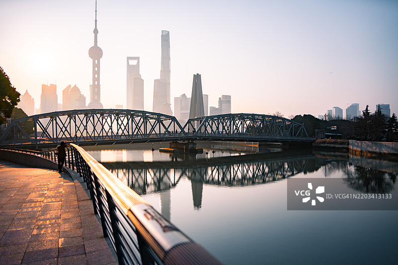 上海市上空，清晨壮丽的日出光辉图片素材