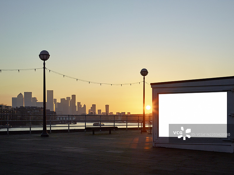 伦敦天际线日出时的空白广告牌图片素材
