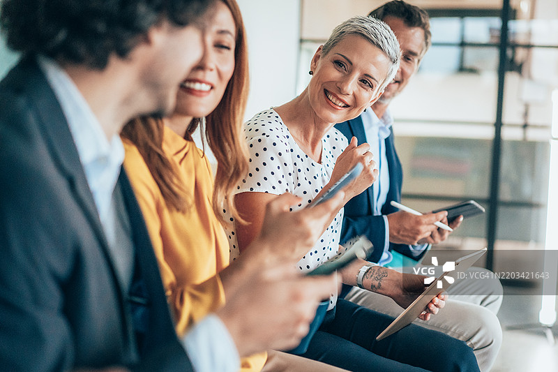 使用数字设备的商务人士图片素材