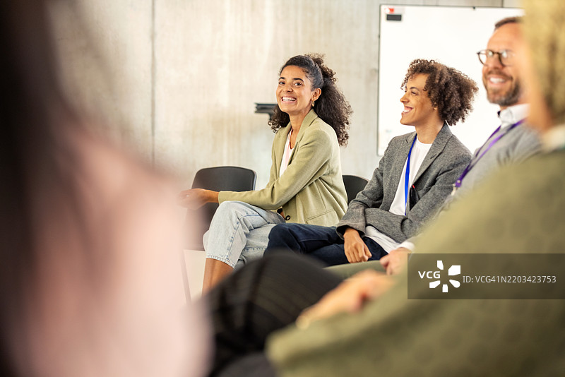 商务人士在企业研讨会上进行小组讨论合作图片素材