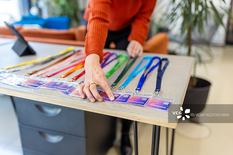 活动组织者在接待处为参与者准备身份证明卡图片素材