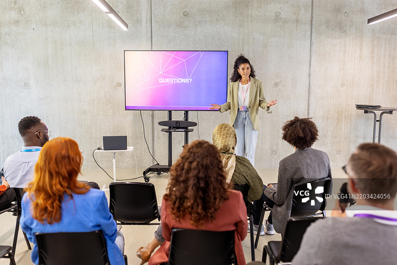 非洲女商人在会议上回答观众提问图片素材
