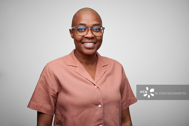 穿着休闲服的微笑非裔美国年轻女性肖像图片素材