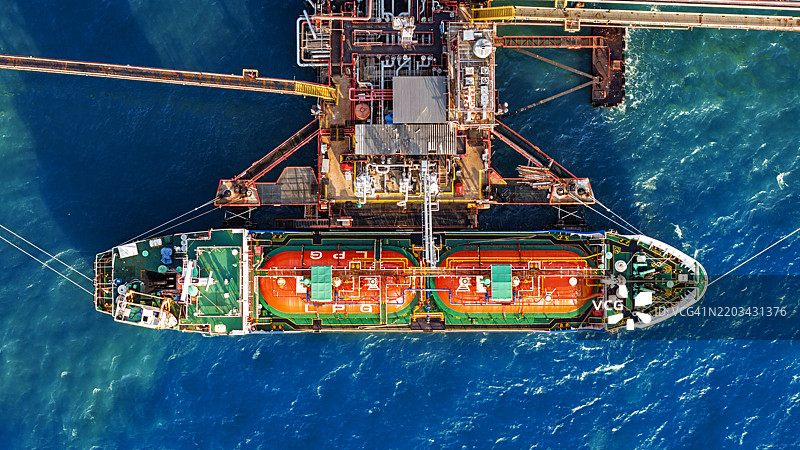 油港的油轮鸟瞰图。图片素材