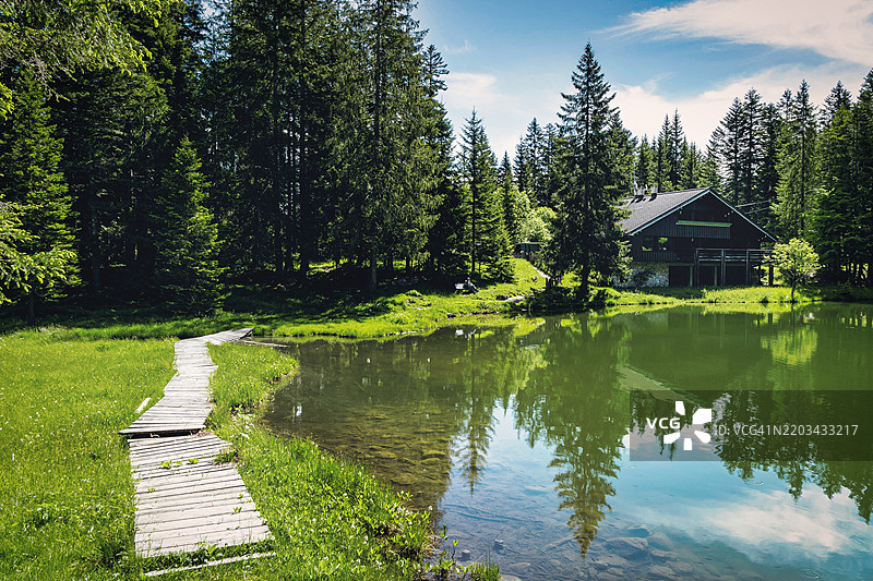 宁静的倒影：意大利威尼托州科梅利科超级地区的一隅和平。图片素材