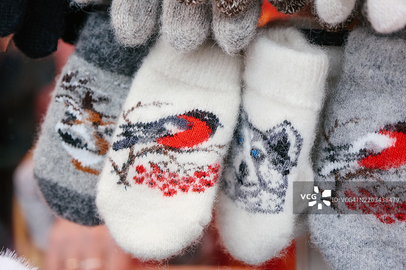 当地跳蚤市场展示的手工编织羊毛手套和手套图片素材
