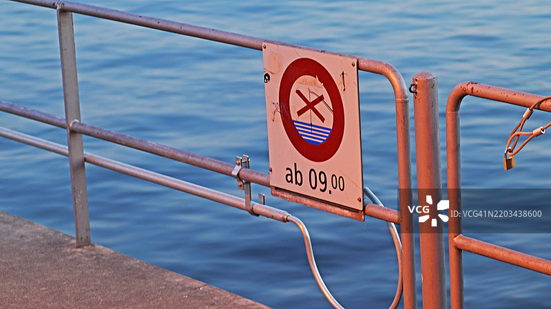 禁止钓鱼标志 - 自09:00起在瑞士湖泊图片素材