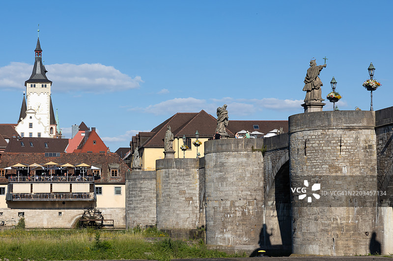 旅行目的地：维尔茨堡老城区天际线与阿尔特美因桥跨越美因河图片素材