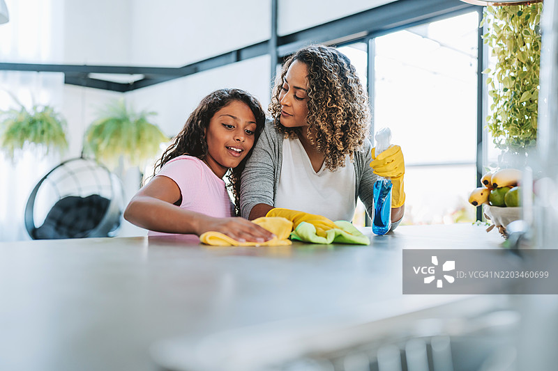 母亲教女儿打扫房子图片素材