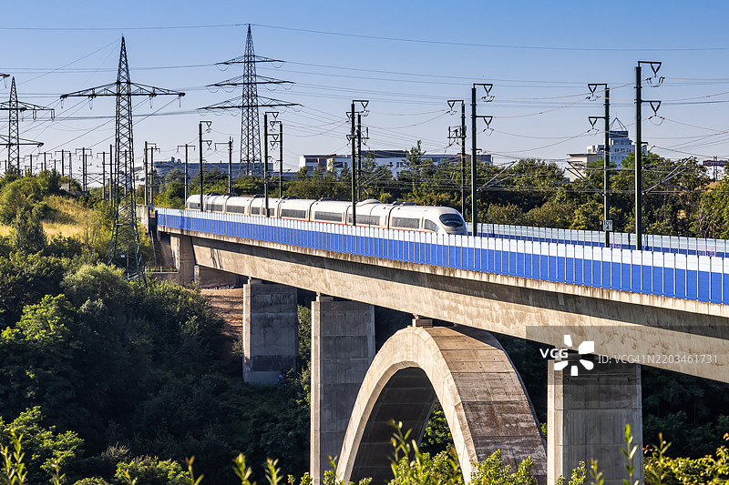 德国高速列车ICE（城际快车）在大型现代混凝土桥（拉恩塔尔桥）上行驶图片素材