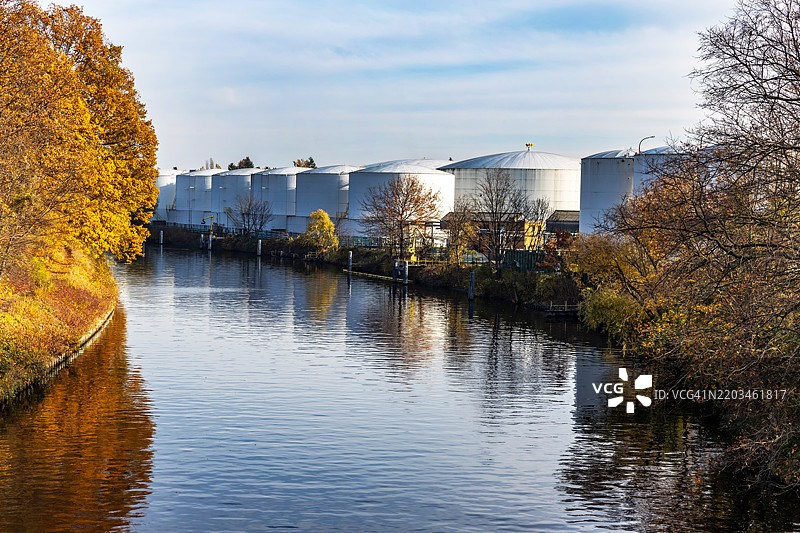 河边的大型白色燃料储存罐图片素材