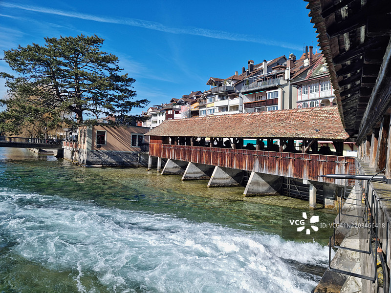 瑞士图恩市中心的穆勒水闸和阿尔河上的有顶桥图片素材