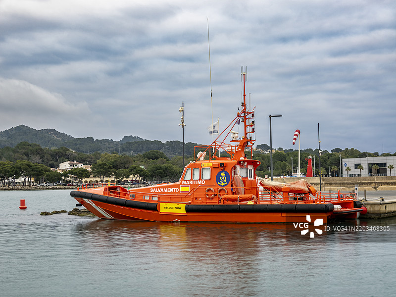 海上救援船停靠在西班牙马略卡岛阿尔库迪亚港。图片素材