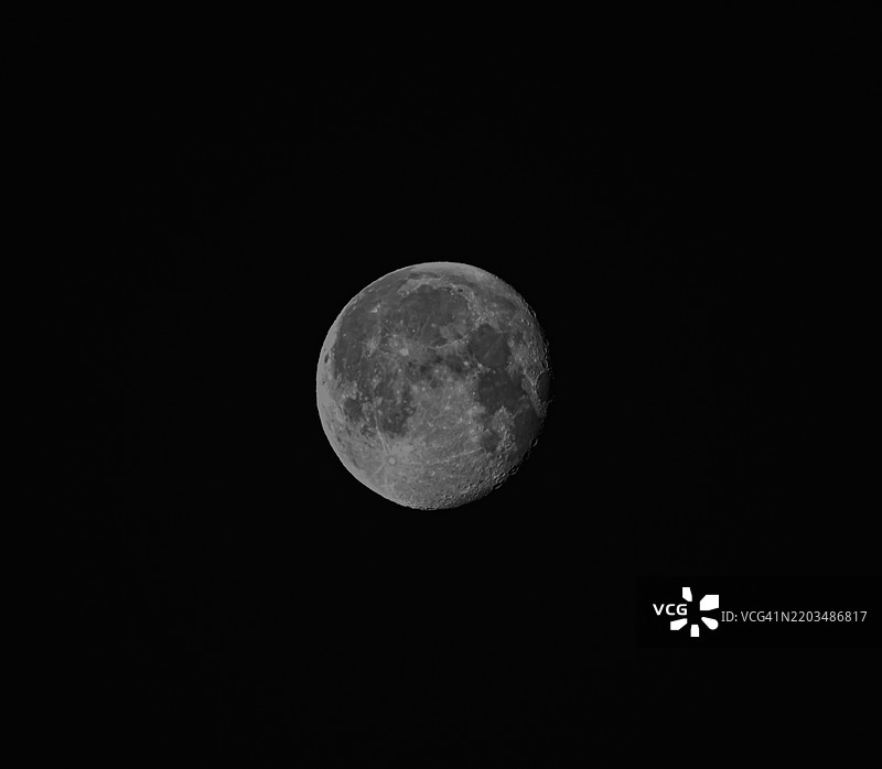 夜空中低角度视角的月亮图片素材