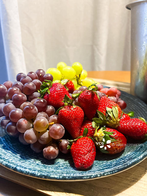 一盘新鲜的草莓和葡萄图片素材