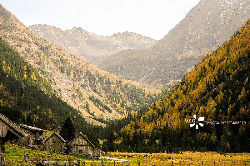 奥地利蒂罗尔州韦斯滕多夫的山脉与天空的美丽景色图片素材