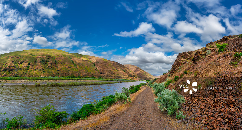 俄勒冈州康登的天空下风景如画的景观图片素材