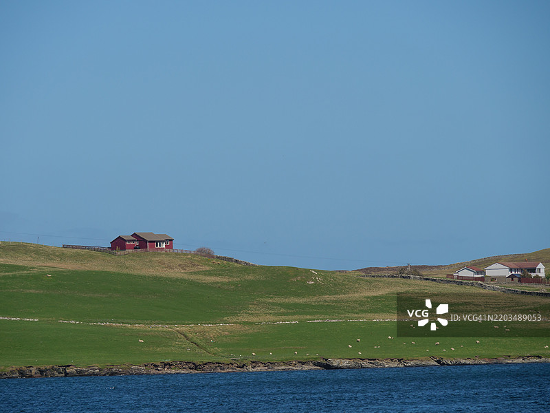 清澈蓝天下的美丽陆地景观，勒威克，设得兰，英国，英国图片素材