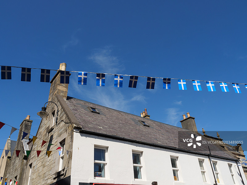 低角度视图的建筑与蓝天，勒威克，设得兰，英国，英国图片素材