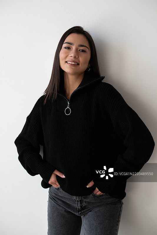 快乐的年轻女性肖像 美丽的微笑女士 幸福感图片素材