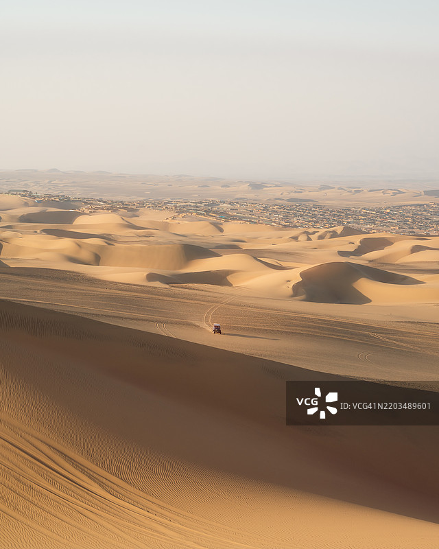 秘鲁华卡奇纳沙漠的日落、沙丘和绿洲图片素材
