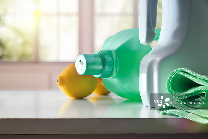 桌子上的清洁产品细节，背景是窗户图片素材