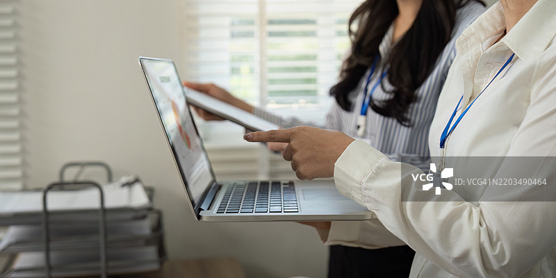 商业团队在笔记本电脑和平板电脑上分析数据图片素材