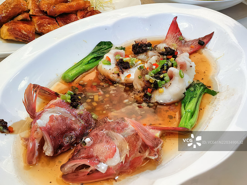 高角度视图的盘中食物图片素材