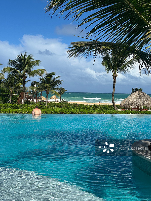 海洋与天空的美丽景色，位于多米尼加共和国拉阿尔塔格拉西亚的蓬塔卡纳图片素材