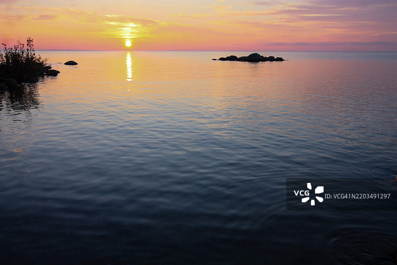 橙色天空下的海景，蓝山，安大略省，加拿大图片素材
