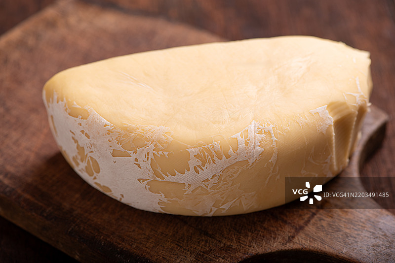带霉的奶酪，来自巴西的美味奶酪，表面有白色霉菌，选择性聚焦，巴西图片素材