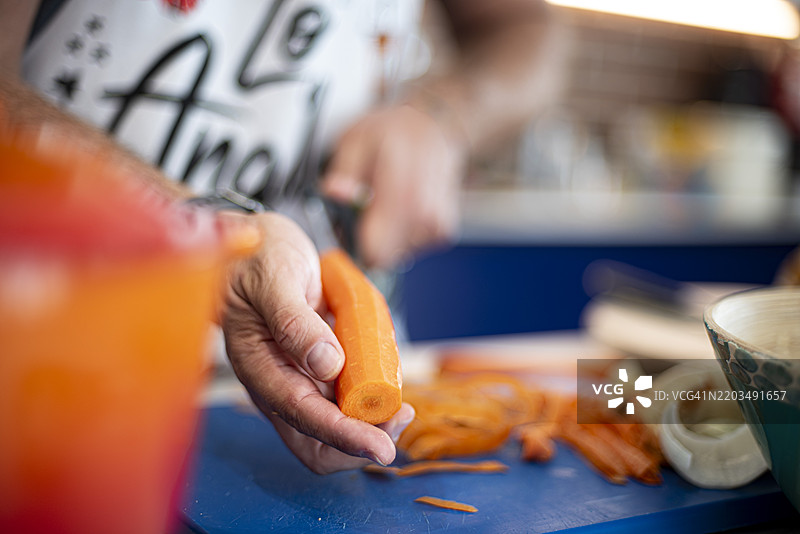 在厨房用刀切胡萝卜图片素材