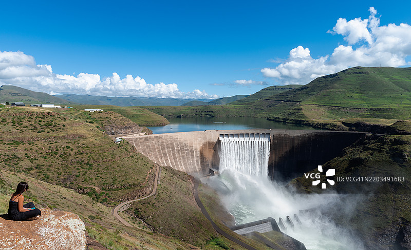 女人凝视着莱索托的卡特斯大坝溢水景象图片素材