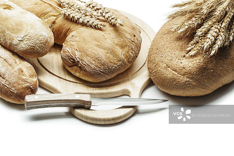 面包雕刻板、小麦穗、厨房刀具，孤立在白色背景上图片素材